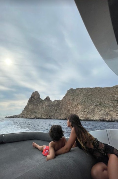 怪不得梅老板乐不思蜀?安东内拉社媒晒泳装照