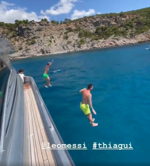 水花有点大?梅西与儿子一同在游艇上跳水
