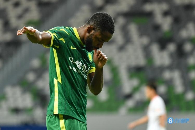 半场-巴坎布双响张玉宁1V4献助攻 国安2-0领先武汉