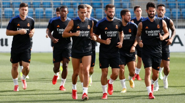 皇马官方总结球队今日训练情况,此前感染新冠的阿拉巴现身训练场