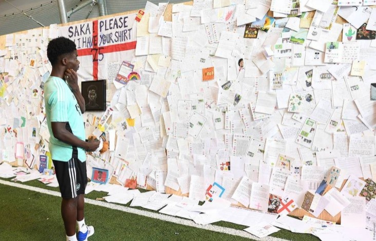 暖心!萨卡今日归队,阿森纳为他展示数千封球迷鼓励信件