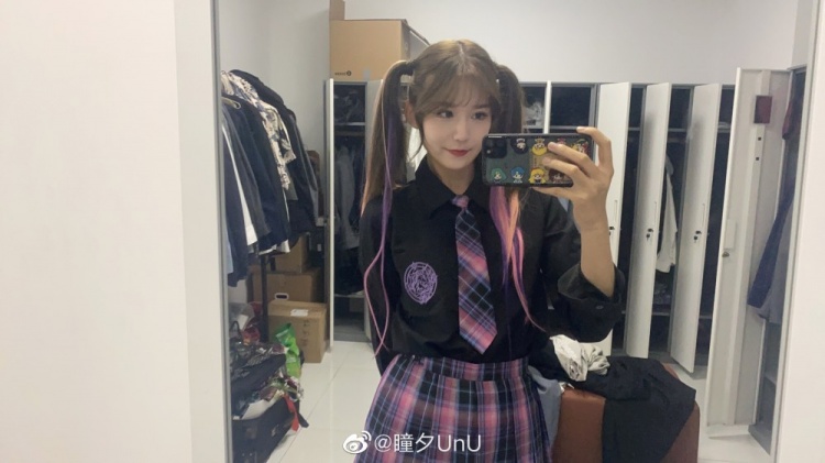 瞳夕微博晒照:今天是小葵(已黑化)