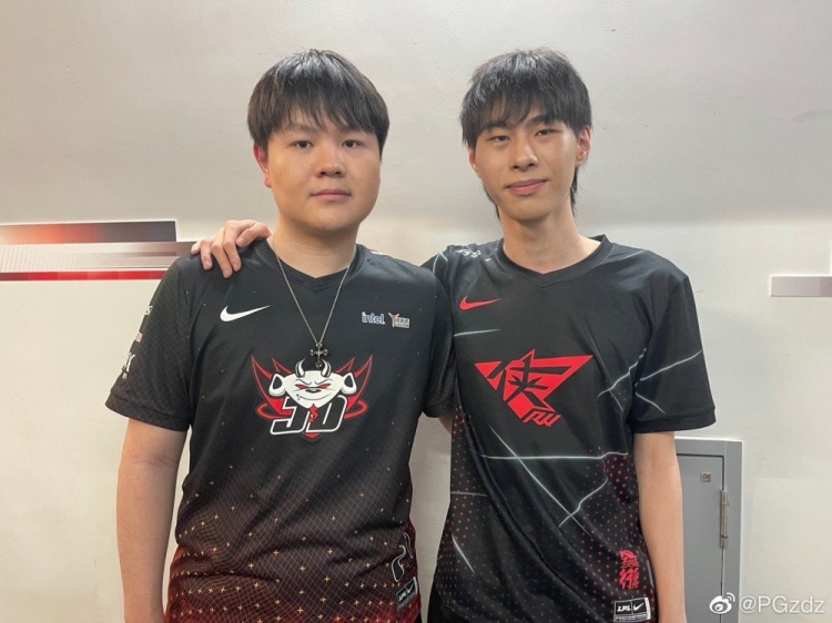 追星成功!RW上单Zdz赛后晒与Zoom合照