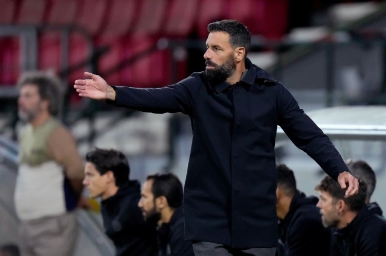 新的起点,范尼执教埃因霍温青年队首秀1比1战平