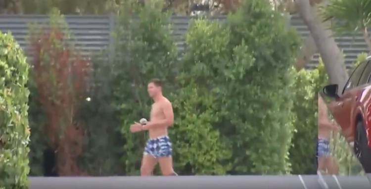 泳裤+马黛茶,梅西被拍到在巴塞罗那家中泳池边休闲