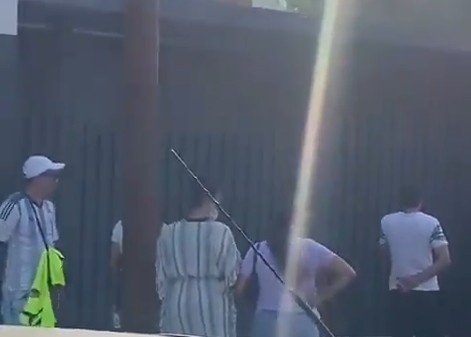 ?太会玩了!球迷蹲守梅西家门外,隔墙“调戏”蒂亚戈