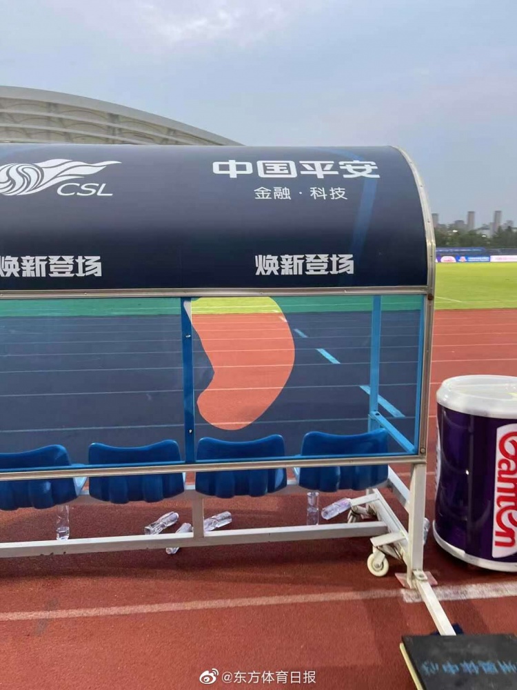 沪媒：疑似不满裁判判罚，大连人教练组成员捶坏替补席玻璃