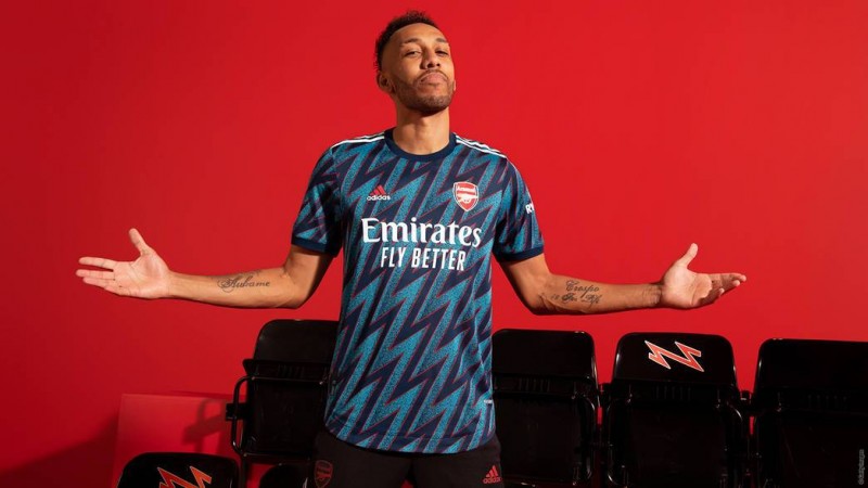 阿森纳推出21-22赛季第三球衣：浅蓝色主体+闪电时尚花纹