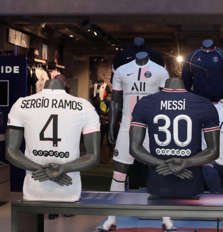 两大头牌!巴黎官方商店中,梅西与拉莫斯的球衣同框摆放