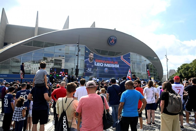 【高清图集】梅西球衣刷屏巴黎官方商城,球迷抢购现场火爆