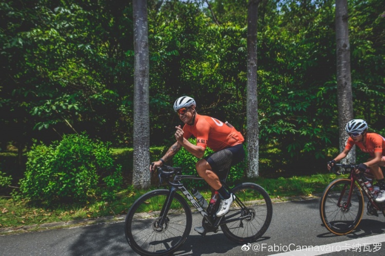卡帅再晒骑行照：30多天跟球队封闭后，骑车放松简直太需要了！