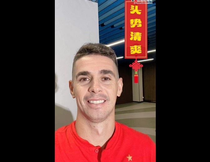 奥斯卡新发型迎接假期，自我调侃“头势清爽”