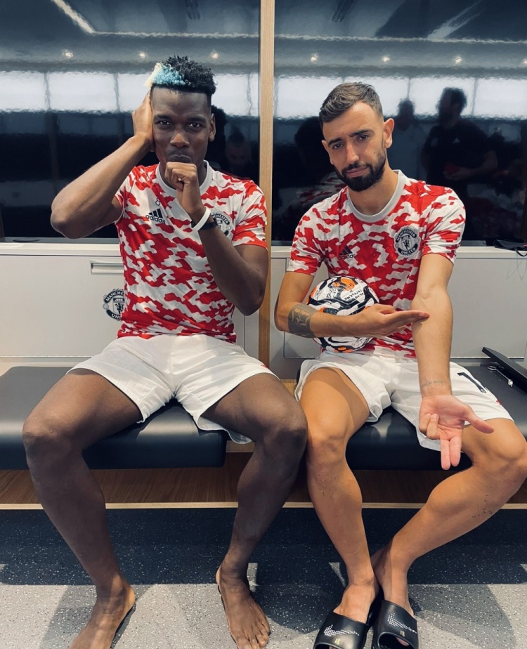 发挥出色助队大胜，B费晒与博格巴合影：PP与BF祝大家周末快乐