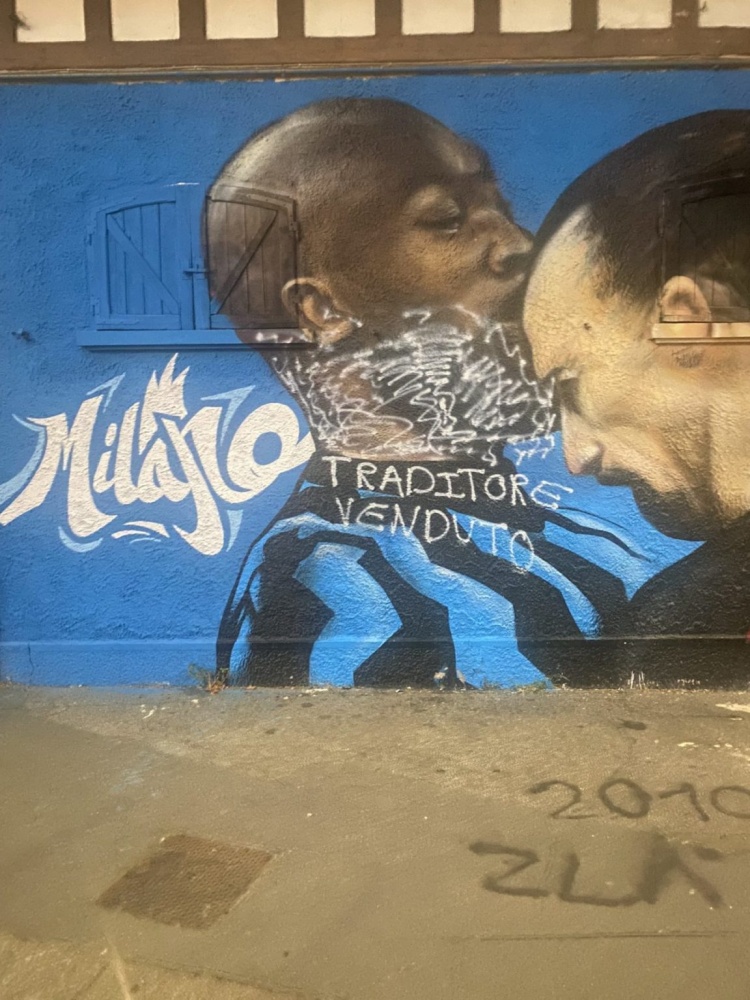 卢卡库巨幅壁画再次被国米极端球迷破坏，并配有“叛徒”字样