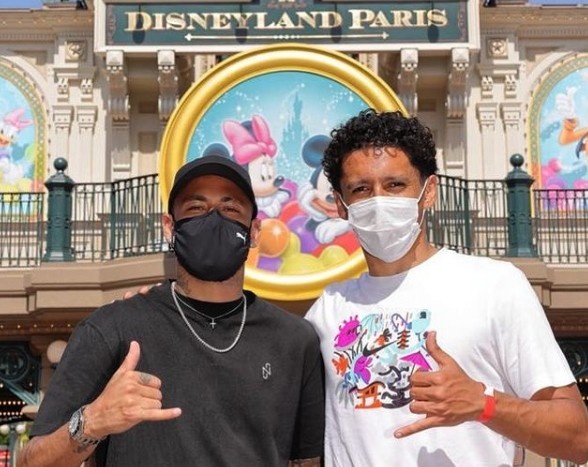 庆祝球队取胜,内马尔携儿子与队友马尔基尼奥斯游玩迪士尼乐园