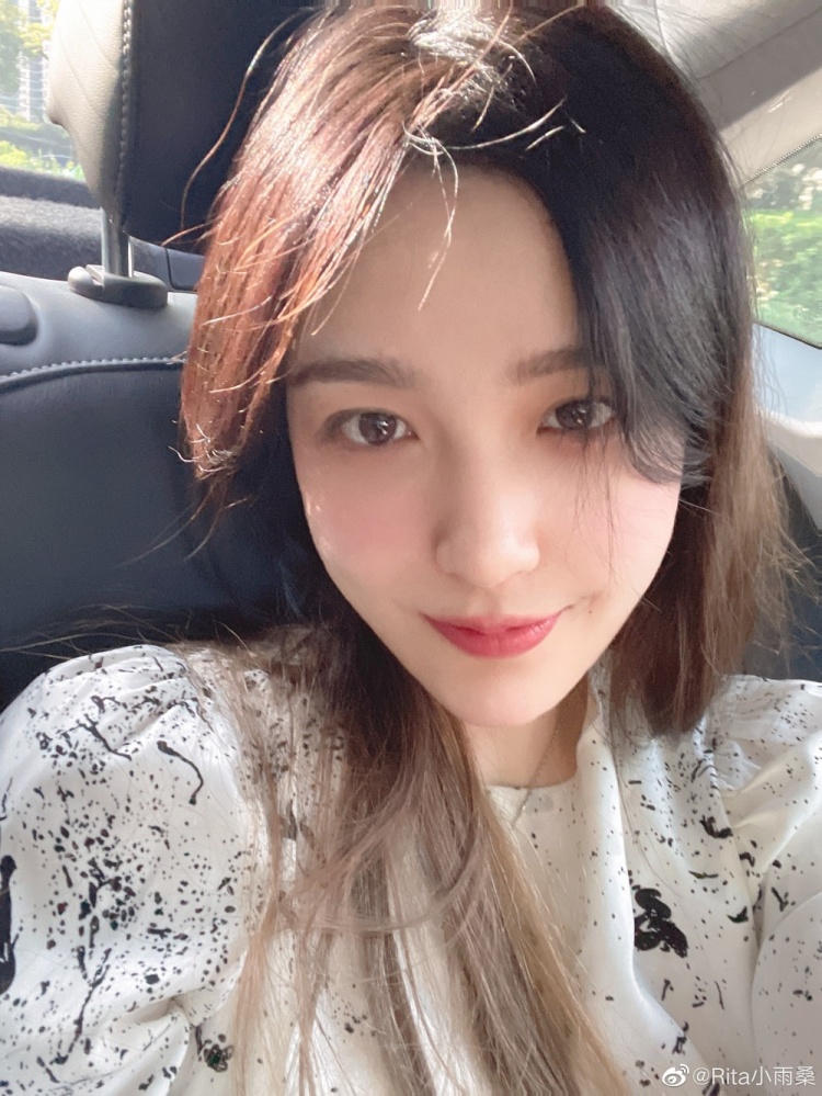 Rita：今天是温柔look 阳光正好 你想我了吗～～