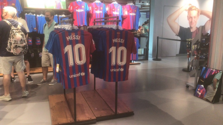 记者:诺坎普球迷商店仍在出售梅西球衣以清理库存