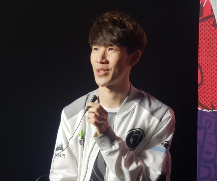 Theshy直播：本想明年手术,但不知道明年还打不打,要打肯定在LPL