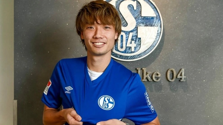 官方:曼城中卫板仓滉租借加盟德乙沙尔克,据悉买断费400万欧