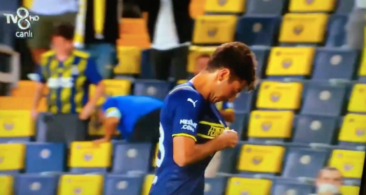 队徽在领子后面,费内巴切球员破门后想亲吻队徽却找不到