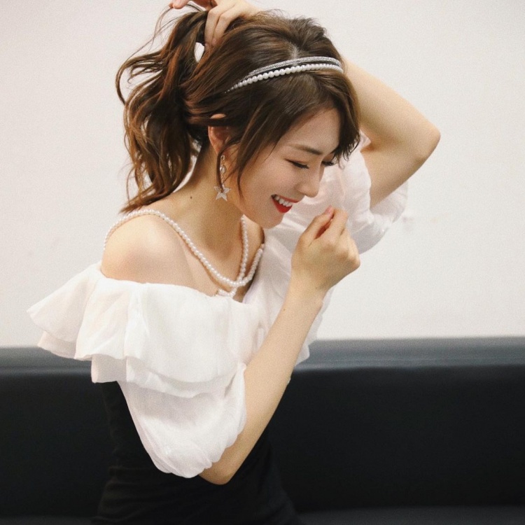 余霜INS晒照:LPL季后赛 加油