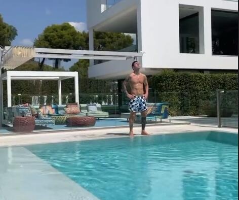 在想啥呢？梅西泳池边听着音乐仰望天空