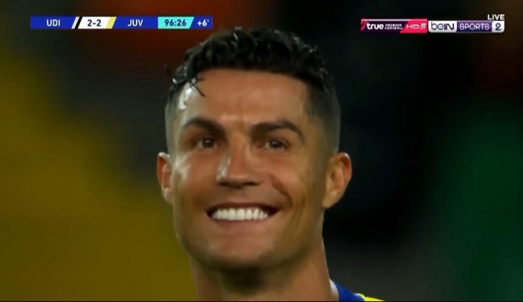 绝杀球被吹,C罗无奈苦笑+低头捂脸