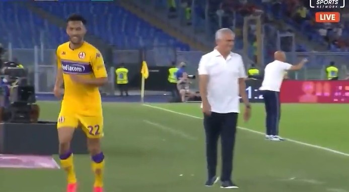 我帮你捡球…哎,我装的!穆帅漏球“调戏”对手球员?