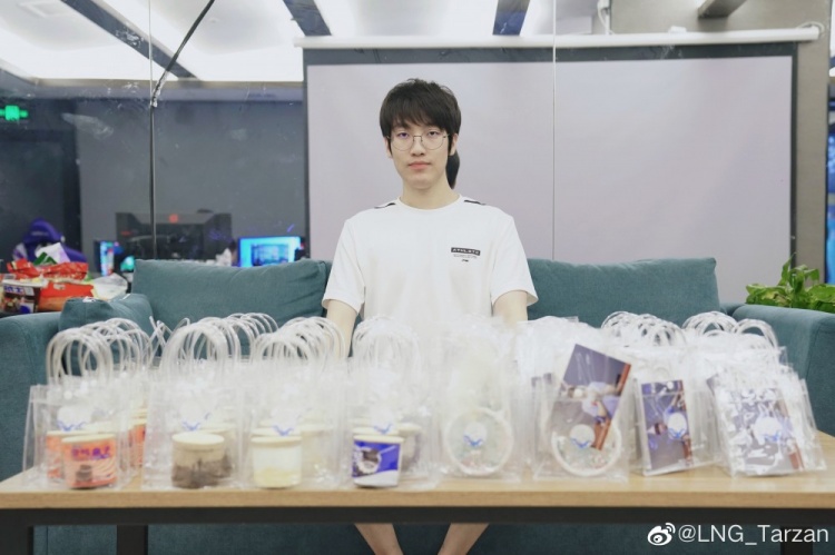 LNG打野Tarzan更博:因为大家的生日祝福 我过了很幸福的一天