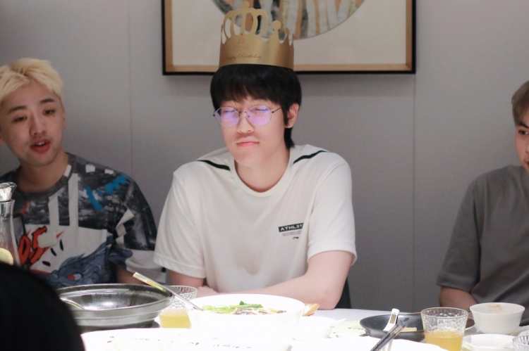 LNG晒Tarzan生日返图：麒麟云中现 未来实可期