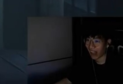 TheShy直播恐怖游戏被吓：哦西八！怎么看到我的！