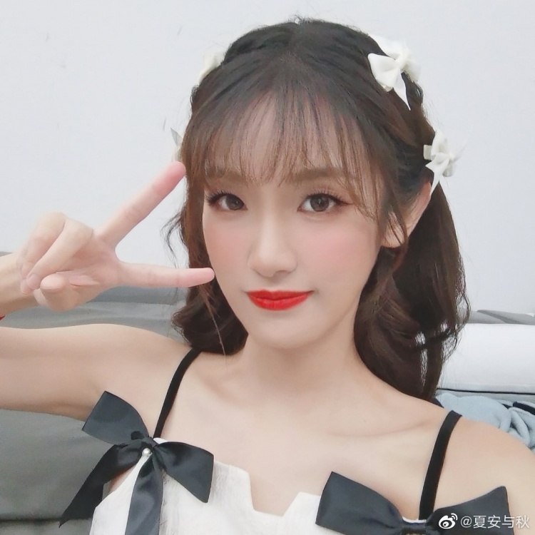 LPL英文流主持人夏安晒照：喝了这赛季在虹桥天地最后一杯奶茶