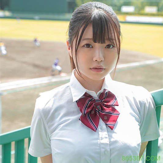 桥本ゆあ(桥本由爱)作品：G奶美少女解开钮扣露出她隐藏的巨乳。