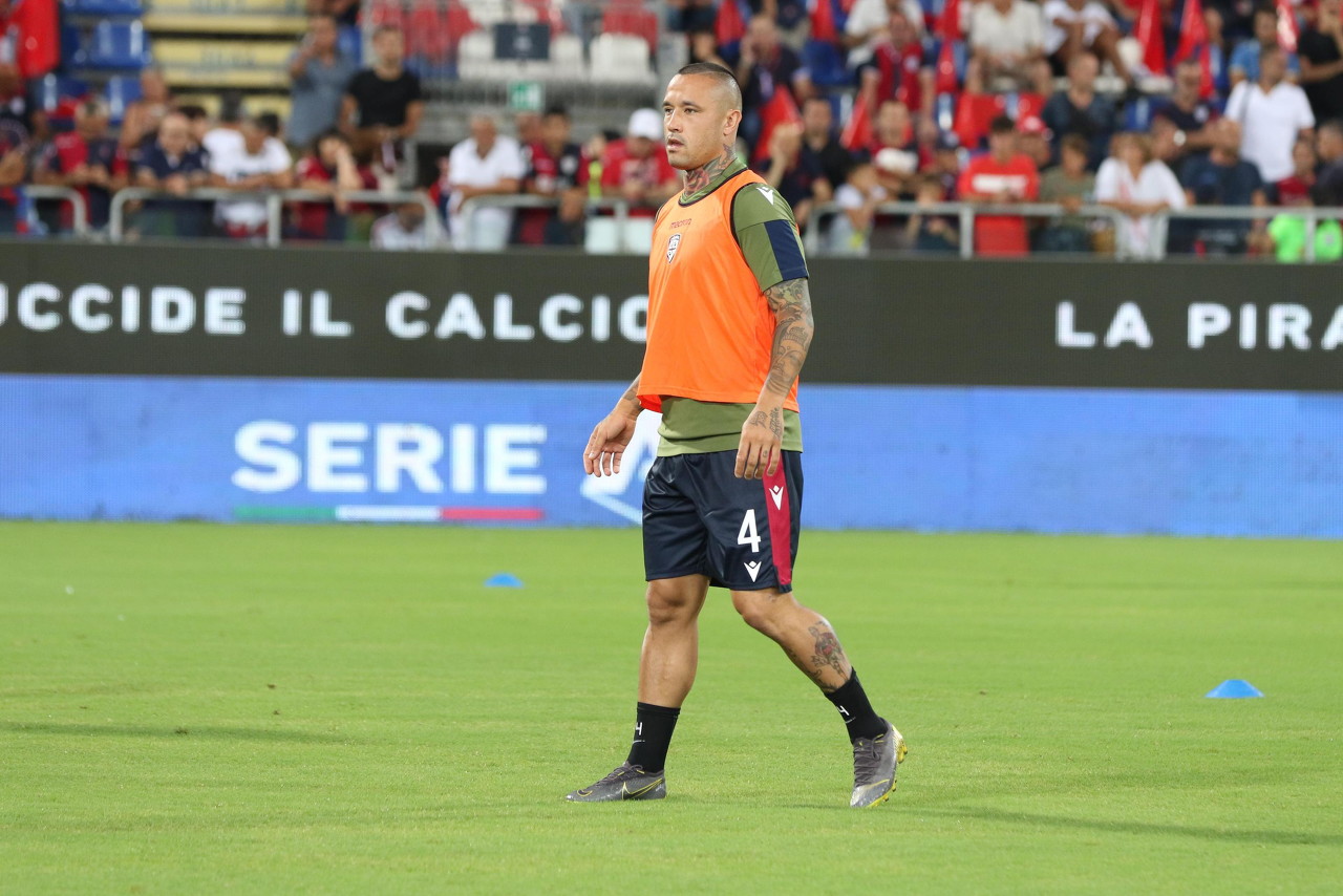 比利时媒体:纳因戈兰违反交通规则被捕,驾照被扣留15天