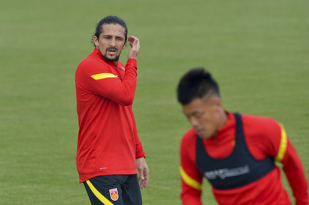 记者:国足内部教学赛,高准翼、洛国富、巴顿及金敬道进球