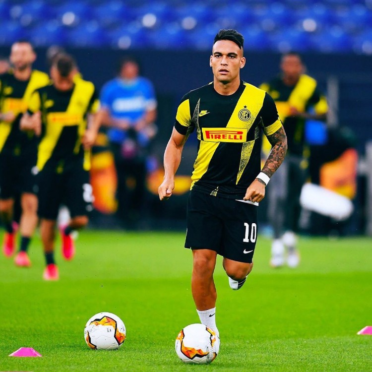 世体：如果凯恩离队，热刺将寻求与马竞竞争劳塔罗