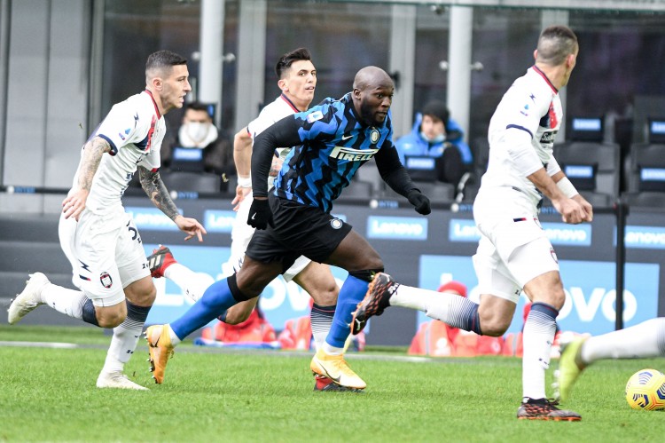 记者:如果卢卡库选择加盟切尔西,那将是出于竞技因素而非金钱