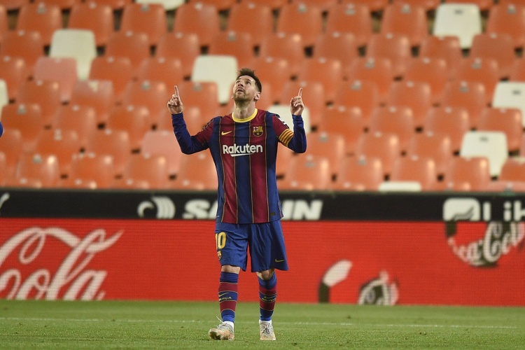 记者:巴黎球员已在更衣室谈论梅西加盟 曼城蓝军未与梅西接洽