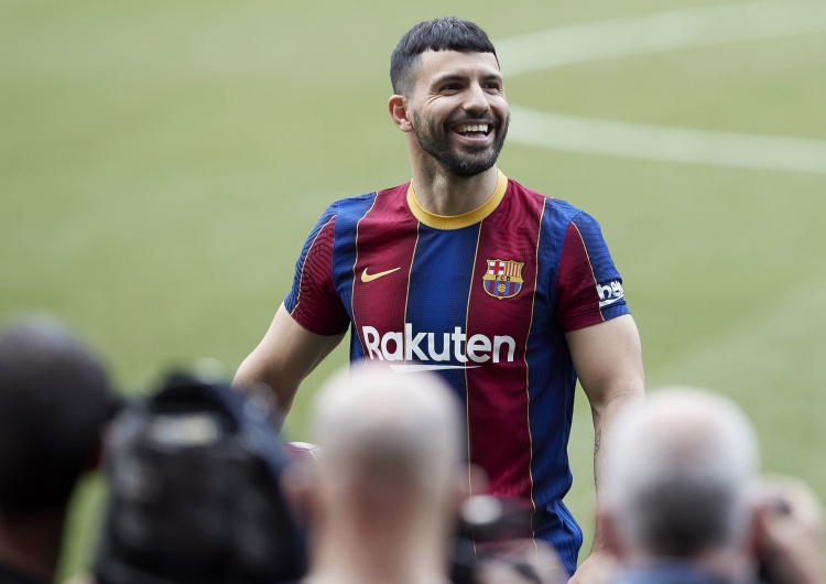 记者：巴萨更衣室部分人不希望10号空缺，该号码曾被推荐给阿圭罗