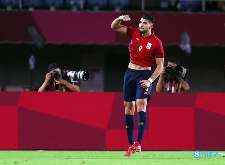 每体:门德斯再次将拉法-米尔推荐至巴萨,狼队愿今夏放人