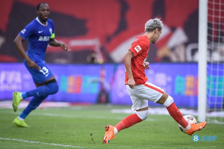 半场-高拉特韦世豪均双响 广州队暂4-2沧州雄狮