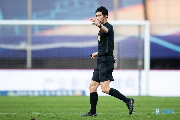 误吹杨旭进球，媒体人：艾堃这次应该会再停哨一段时间