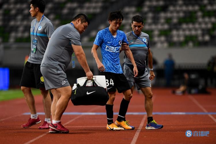 与队友头碰头,大连人官方:王振澳经检查确定为左侧颞弓骨折