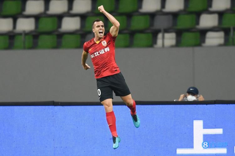 半场-谭龙传射塞尔吉尼奥破门 亚泰暂2-0河北队