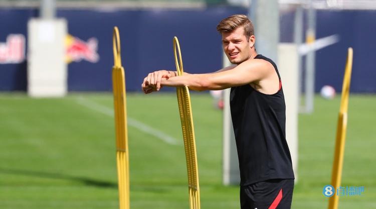 记者:马赛想签莱比锡前锋索洛特,需与三家土超豪门竞争