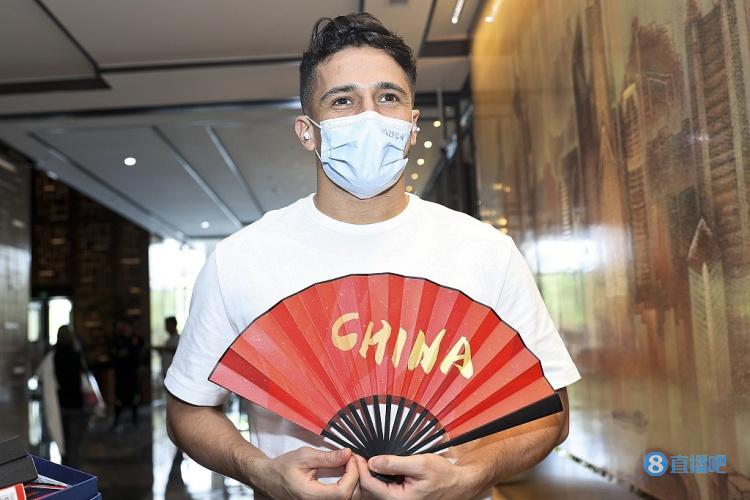 今日部分国脚率先抵达上海报到,洛国富中国折扇抢镜