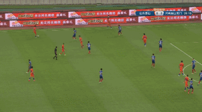 费莱尼潇洒转身，兜射远角破门！山东泰山1-0领先