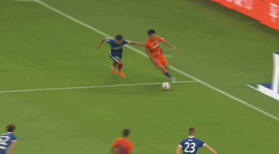 上半场尾声阶段,吴兴涵造点,费莱尼罚失点球