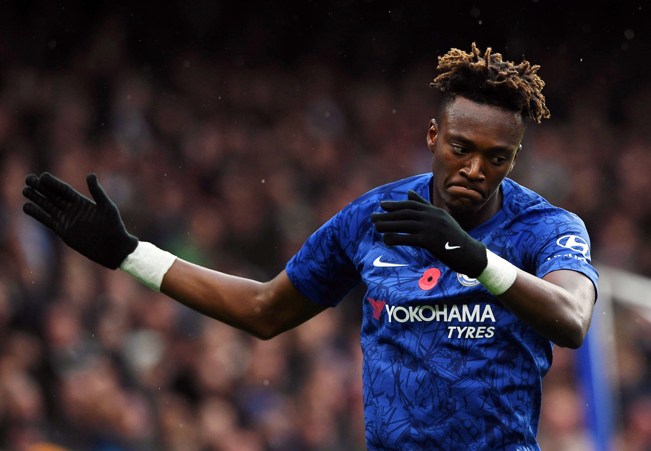 天空记者：维拉有意租借蓝军前锋亚伯拉罕和曼联后卫图安泽贝