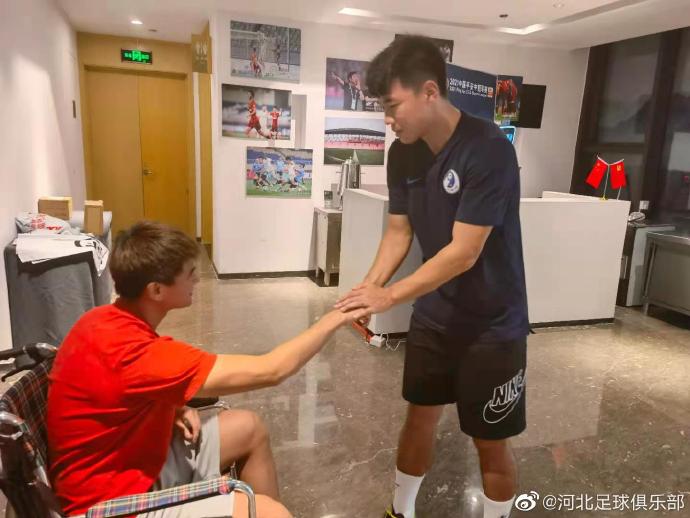 铲人染红后，大连人后卫董岩锋到河北队驻地向龚秋乐道歉